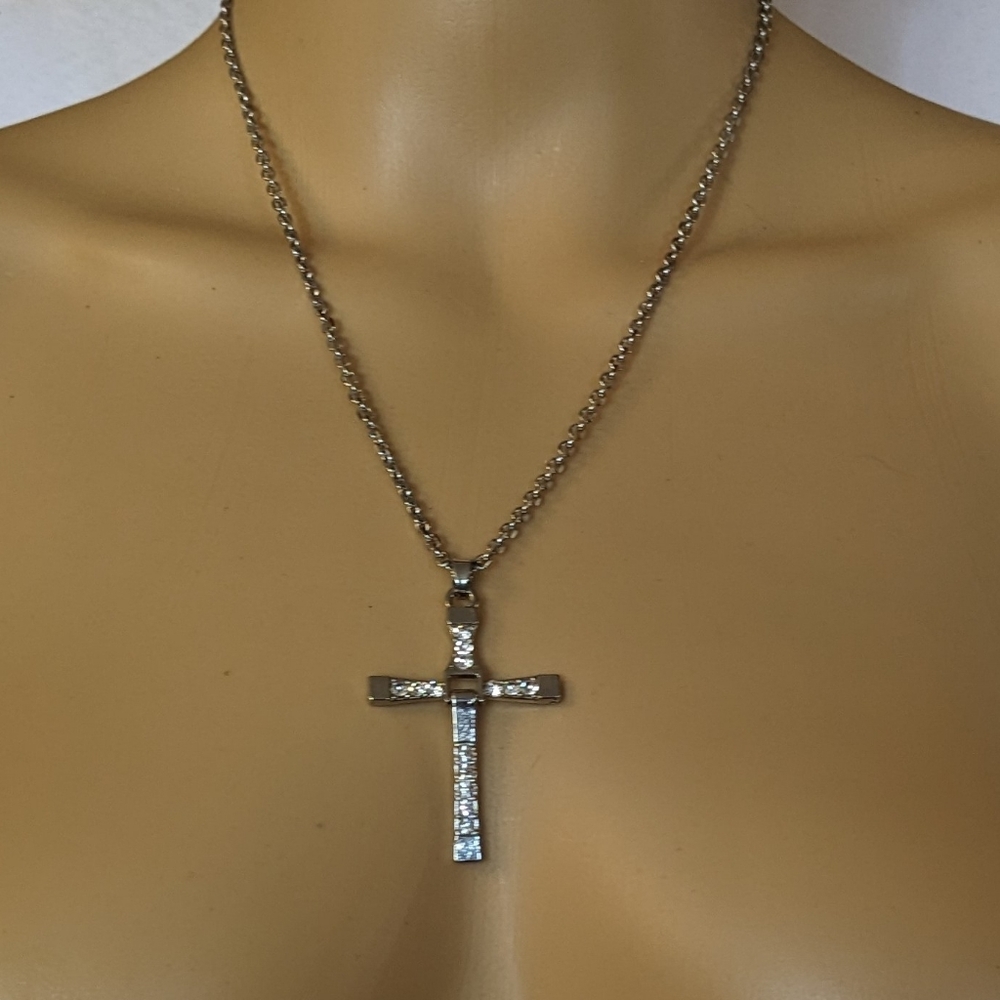 Silver-Tone Crystal Cross Pendant Necklace – Classic & Elegant, T5B3C